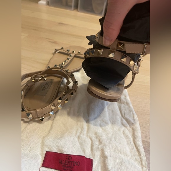 Valentino Garavani Rockstud T-strap sandal in Tan, size 37 - Picture 7 of 12